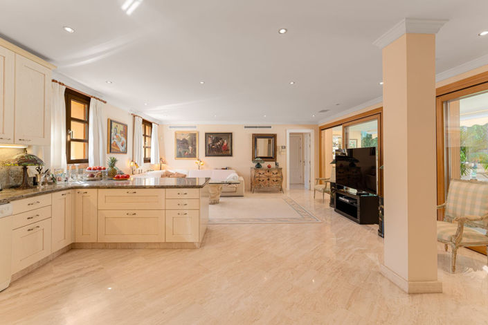 Image No.7-5 Bed Property for sale