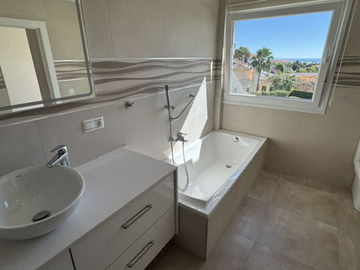 Image No.19-5 Bed Property for sale