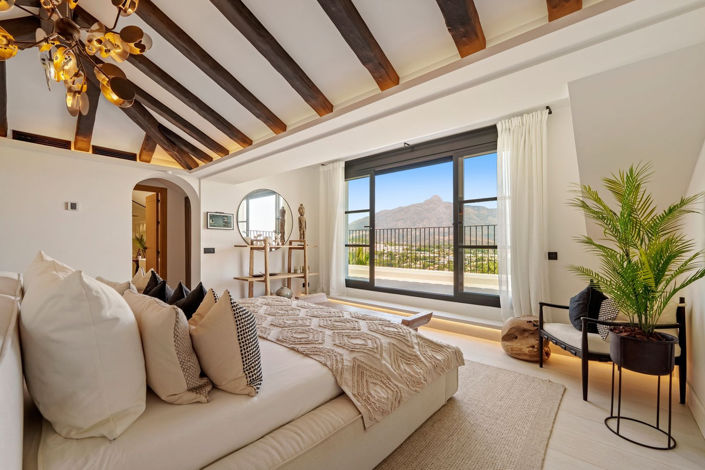 Image No.14-6 Bed Property for sale