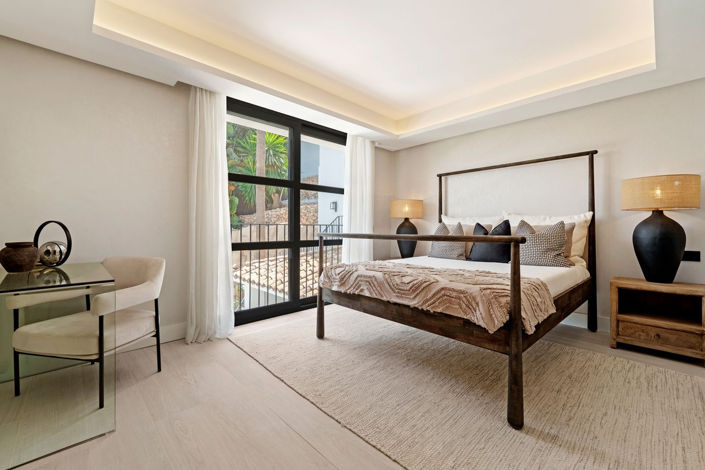 Image No.22-6 Bed Property for sale