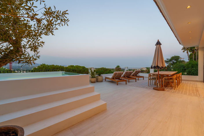 Image No.60-6 Bed Property for sale