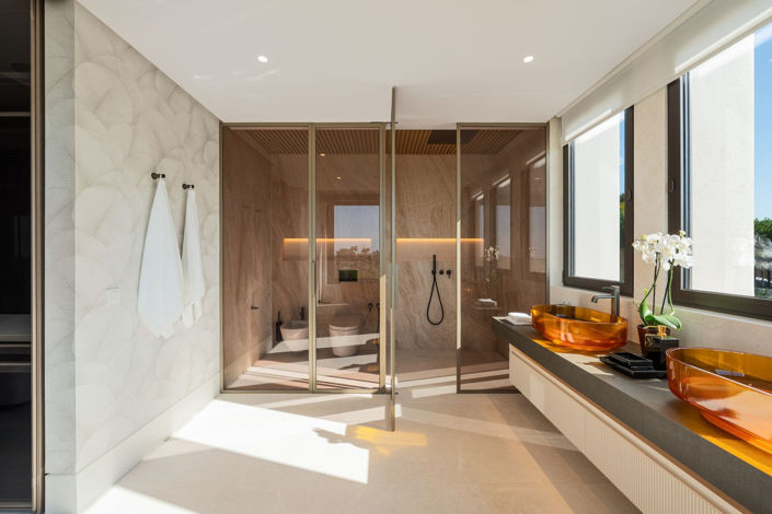 Image No.15-5 Bed Property for sale