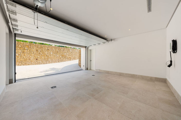 Image No.24-5 Bed Property for sale