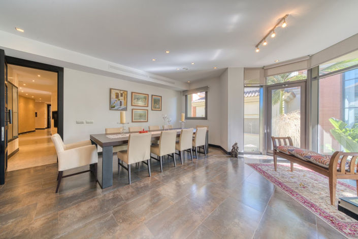 Image No.14-6 Bed Property for sale