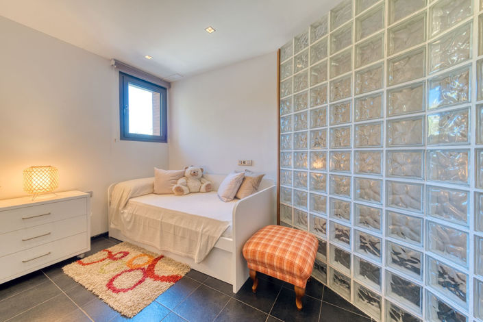 Image No.28-6 Bed Property for sale