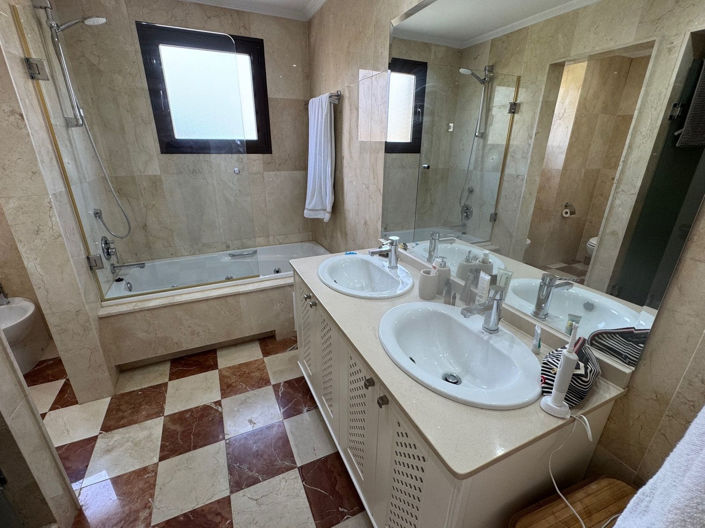 Image No.7-3 Bed Property for sale