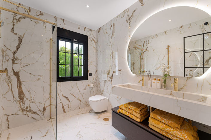 Image No.17-6 Bed Property for sale