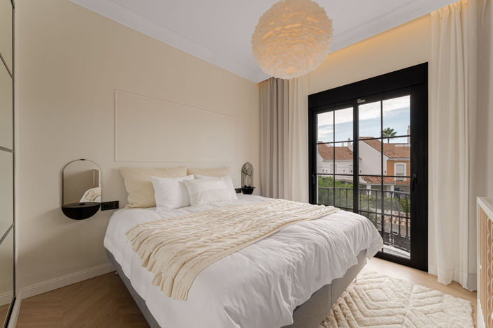 Image No.18-6 Bed Property for sale