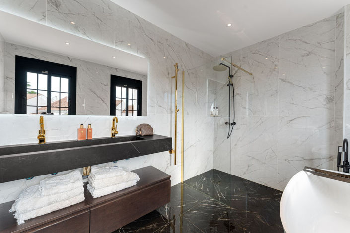 Image No.19-6 Bed Property for sale