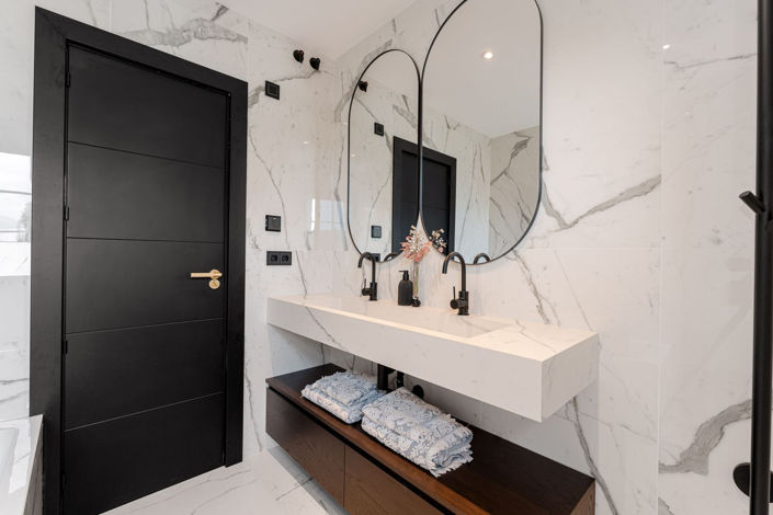 Image No.20-6 Bed Property for sale