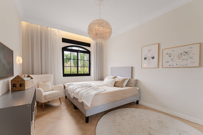 Image No.22-6 Bed Property for sale