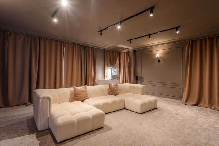 Image No.24-6 Bed Property for sale