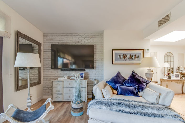 Image No.12-2 Bed Property for sale