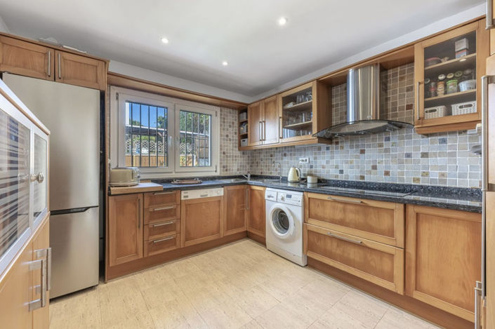 Image No.12-3 Bed Property for sale