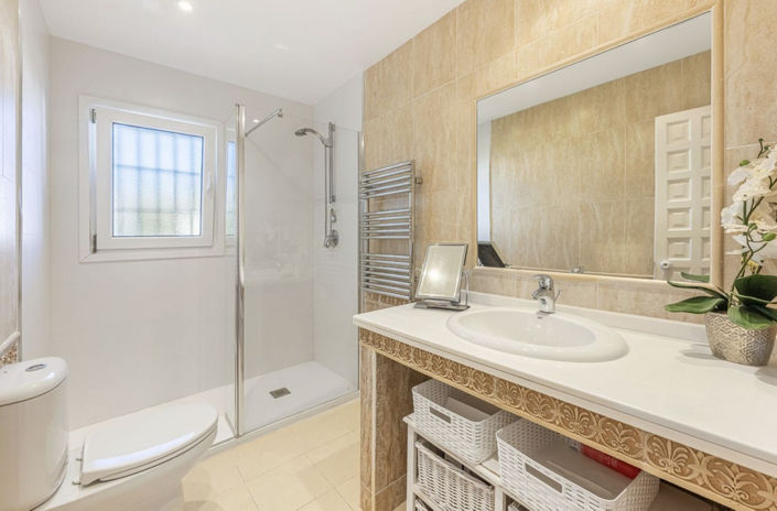 Image No.9-3 Bed Property for sale