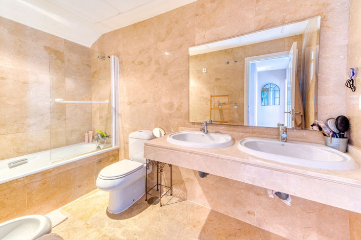 Image No.21-4 Bed Property for sale