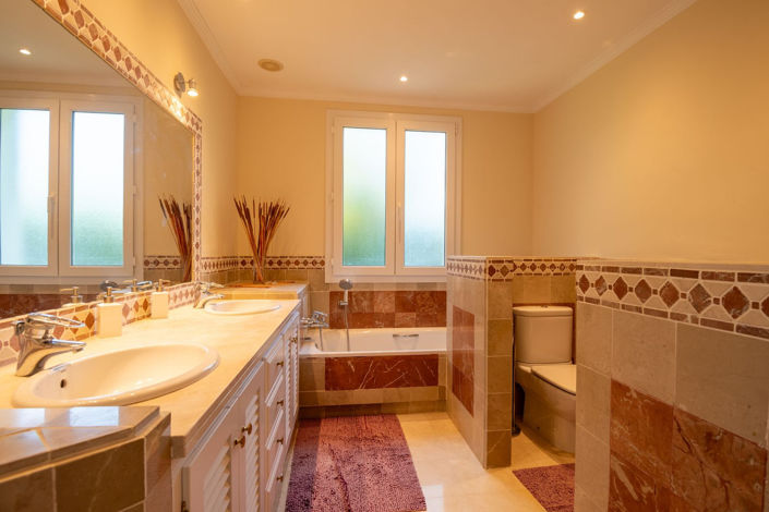 Image No.24-5 Bed Property for sale