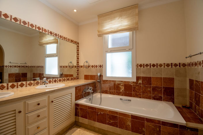 Image No.26-5 Bed Property for sale