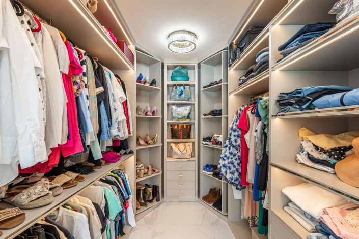 Image No.10-3 Bed Property for sale