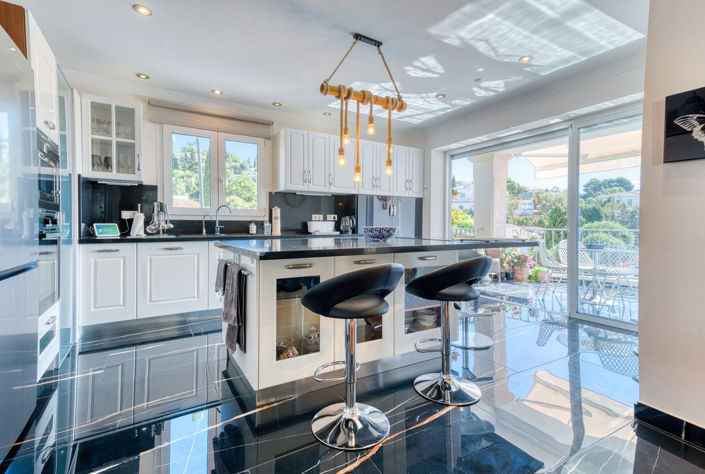 Image No.12-6 Bed Property for sale