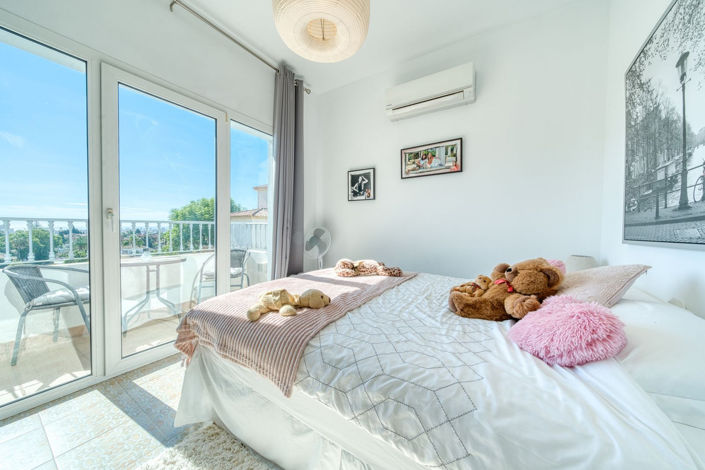 Image No.20-6 Bed Property for sale