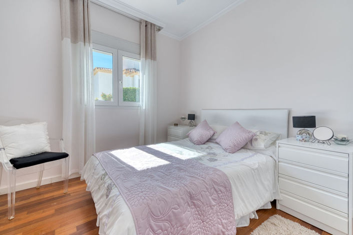 Image No.26-6 Bed Property for sale