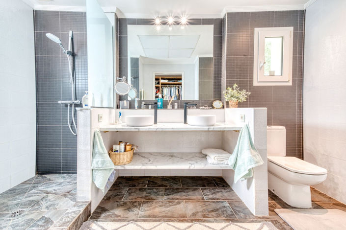 Image No.29-6 Bed Property for sale