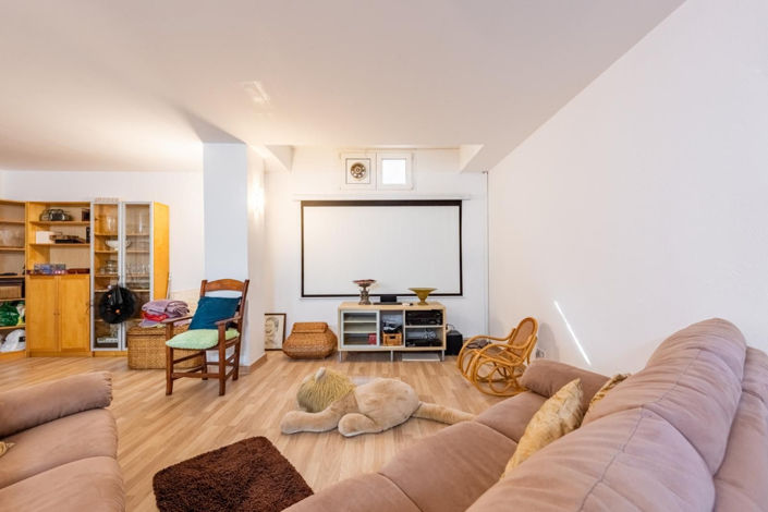 Image No.30-6 Bed Property for sale