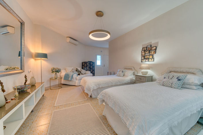 Image No.36-6 Bed Property for sale