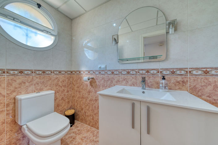 Image No.10-4 Bed Property for sale