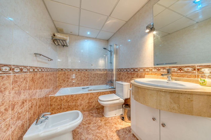 Image No.30-4 Bed Property for sale