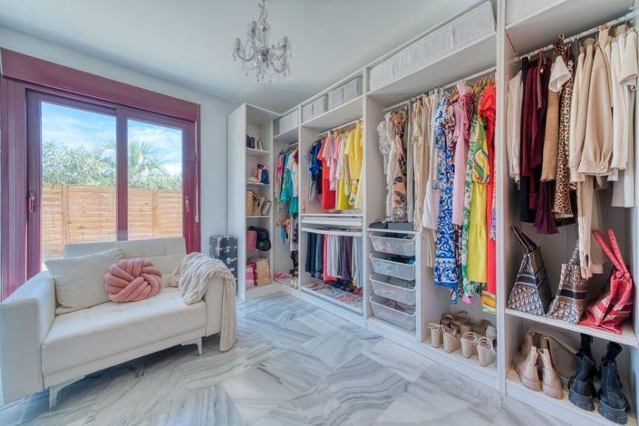 Image No.17-3 Bed Property for sale