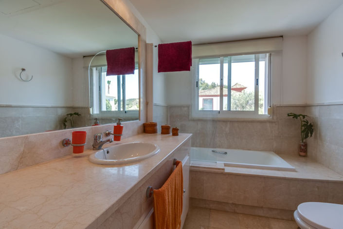 Image No.19-4 Bed Property for sale