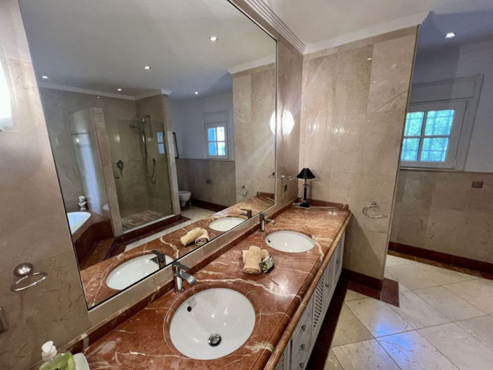 Image No.24-4 Bed Property for sale