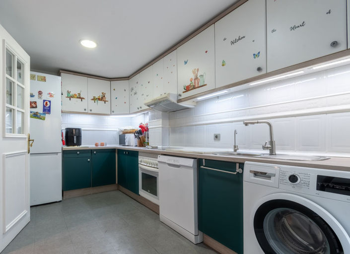 Image No.13-3 Bed Property for sale