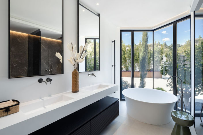 Image No.12-6 Bed Property for sale