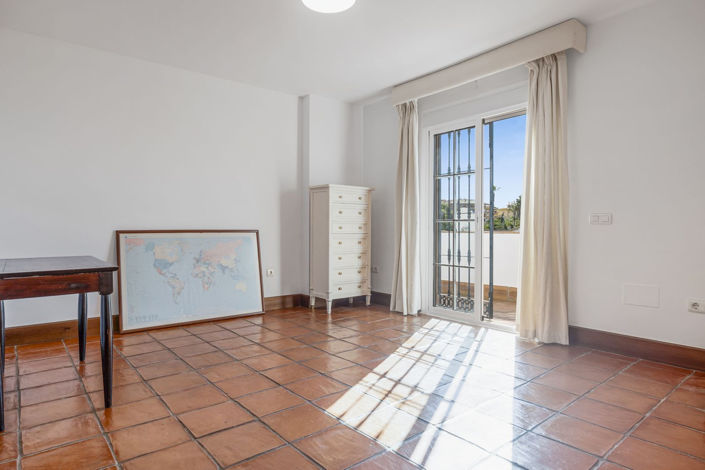 Image No.12-4 Bed Property for sale