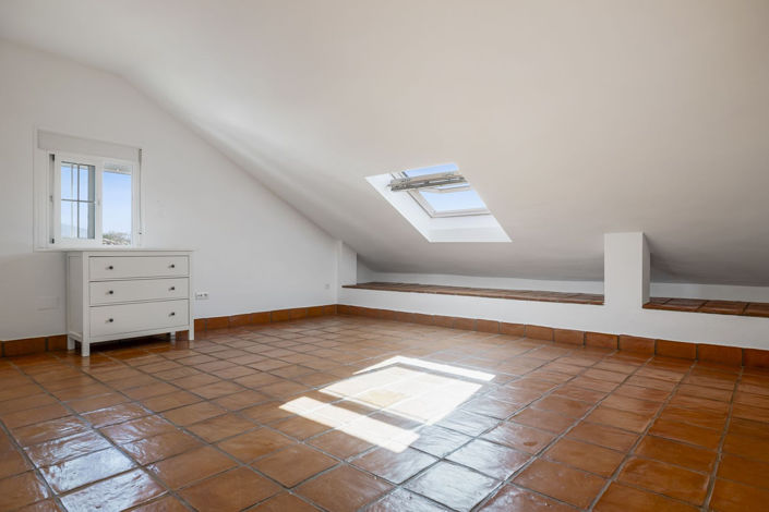 Image No.23-4 Bed Property for sale