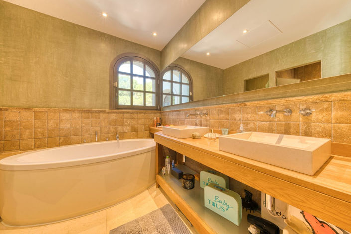 Image No.26-5 Bed Property for sale