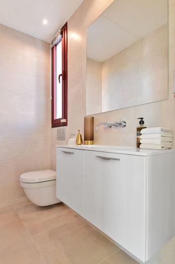 Image No.10-7 Bed Property for sale