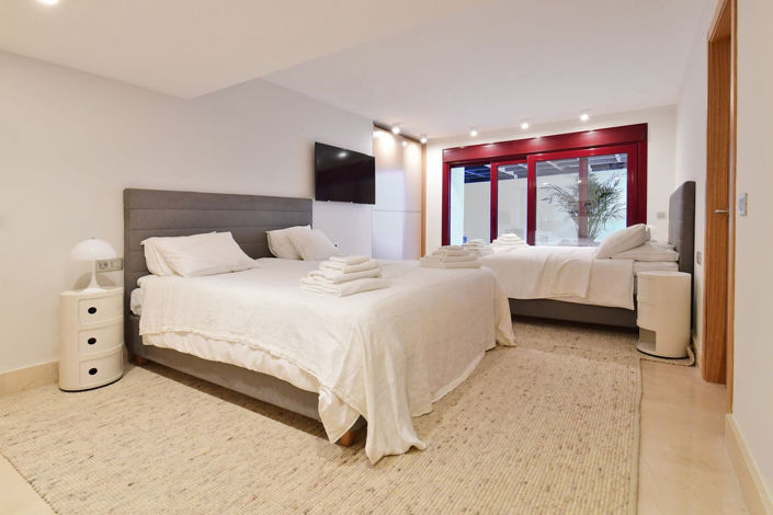 Image No.24-7 Bed Property for sale