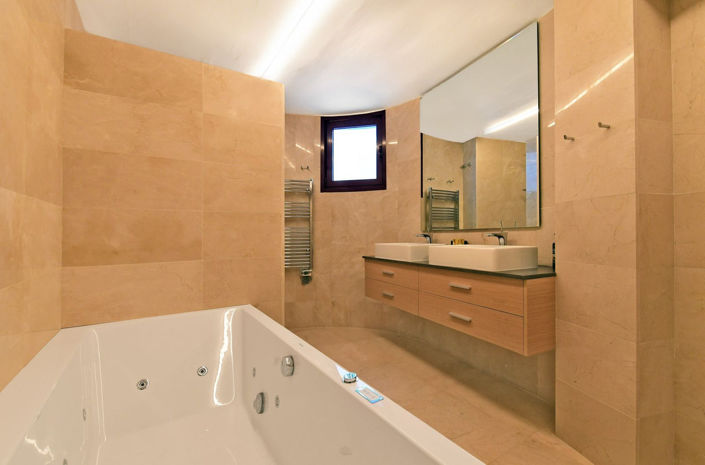 Image No.38-7 Bed Property for sale