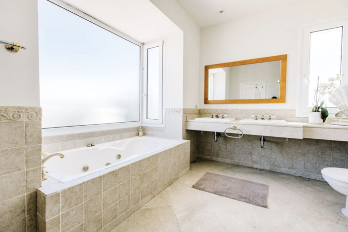 Image No.6-5 Bed Property for sale