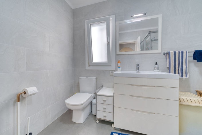 Image No.13-2 Bed Property for sale