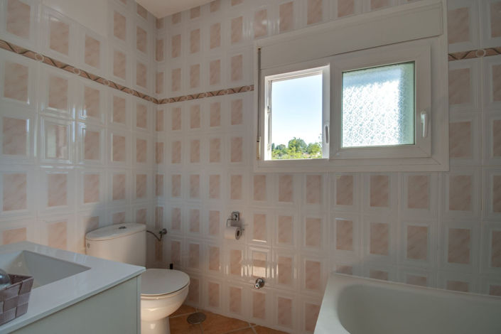 Image No.28-5 Bed Property for sale