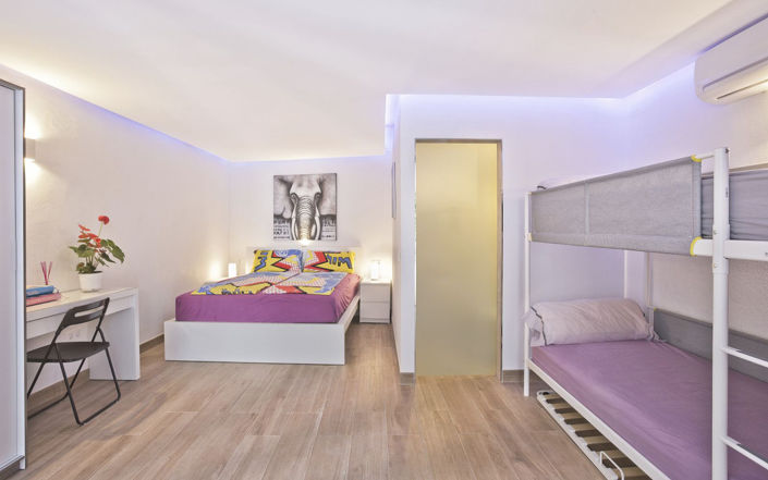 Image No.15-8 Bed Property for sale