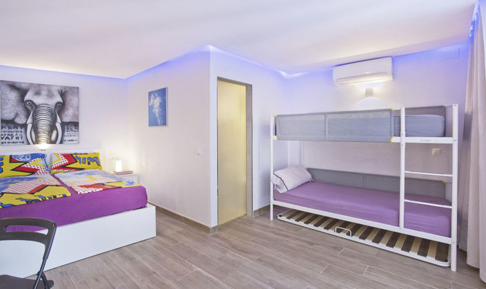 Image No.17-8 Bed Property for sale