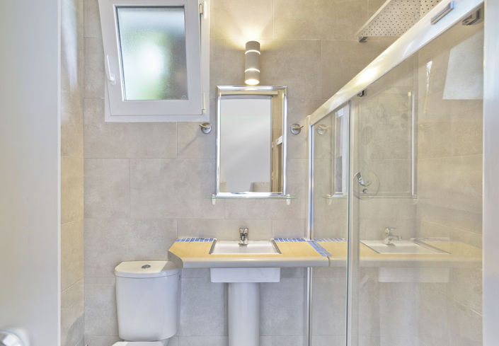 Image No.18-8 Bed Property for sale