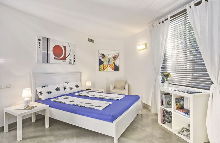 Image No.20-8 Bed Property for sale