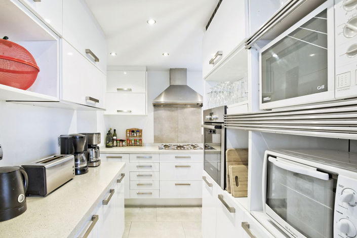 Image No.24-8 Bed Property for sale